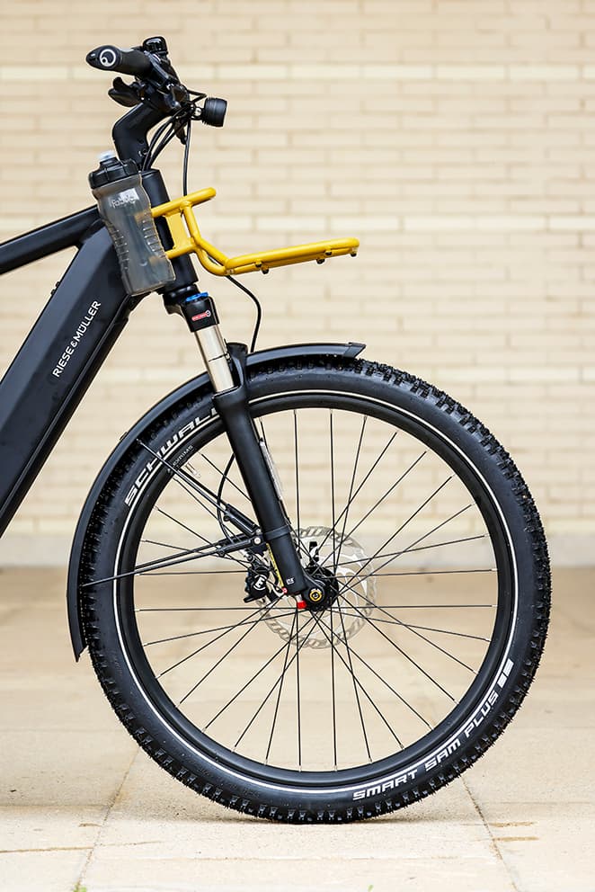 La horquilla SR SUntour de la Multicharger ofrece 80 mm, más que suficientes para el uso al que está destinada